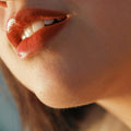 Gloss Éclat Floral : Captive la lumière comme une fleur au soleil.