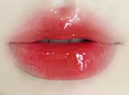 Gloss Éclat Floral : Captive la lumière comme une fleur au soleil.
