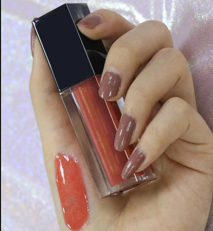 Gloss Éclat Floral : Captive la lumière comme une fleur au soleil.